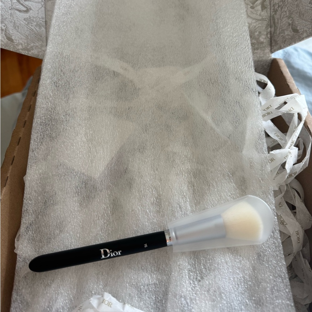 Dior Backstage Blush Brush N°16 - Picture 2 of 3
